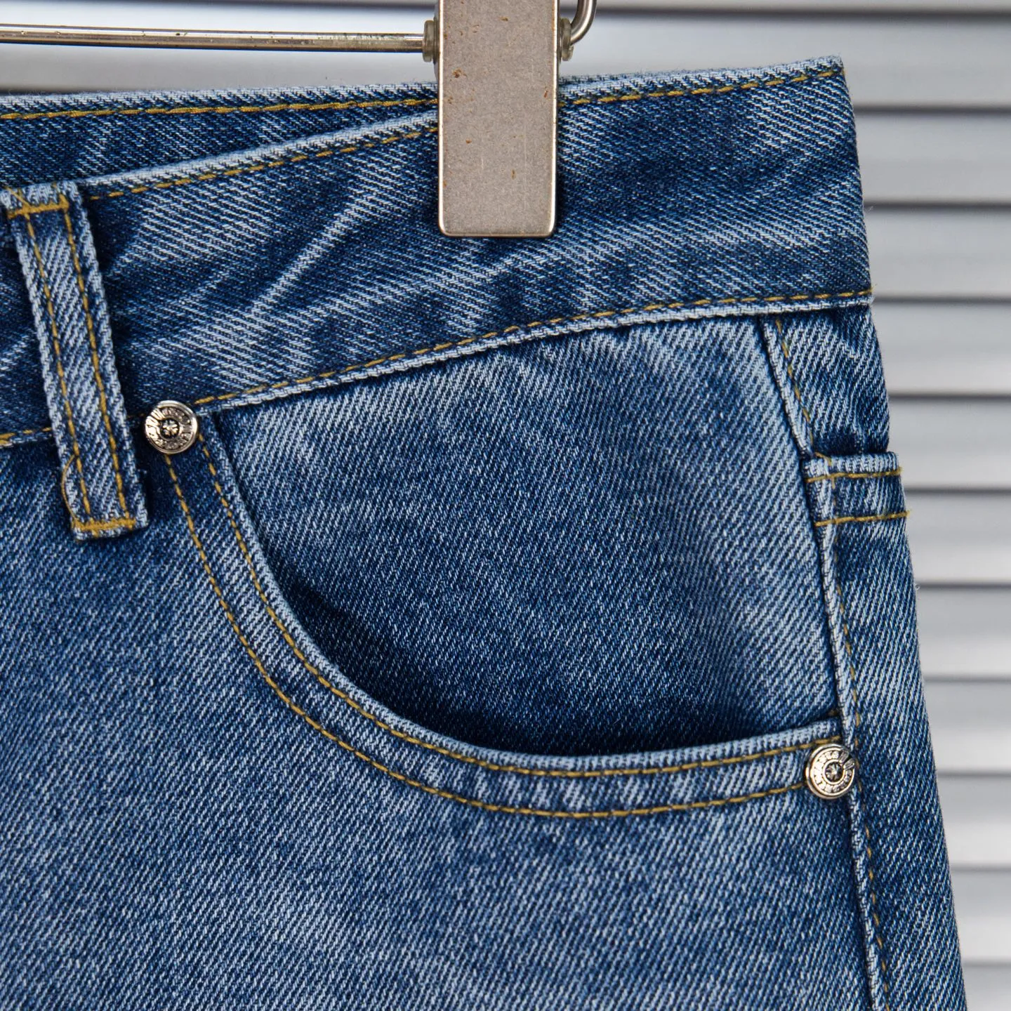 P210 Chrome Hearts jeans, blue and white leather. As we all know, chromehearts jeans use vintage Levis jeans as the base for creation. They usually add their own unique silver buckles and silver ornaments, plus leather embellishments. This is what doubles the value of these vintage jeans. Because the base is vintage jeans, the jeans themselves have become very soft and comfortable after years of baptism. This can be distinguished from ordinary jeans. Regarding the size, you should also refer to the pants data. Style number: 1780# Size: 28 30 32 34 36